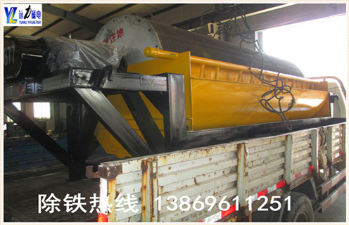 拋丸機永磁筒式磁選機工作原理:    經原料礦石篩選后由進料器從干式磁選機的頂部,通過料斗連接,在流動到頂部的輥子松動,狀態下降時,鐵磁性材料通過重力和磁力,快速落在滾筒上,并吸附在滾筒表面.    非磁性有色金屬材料在重力作用下落在磁性材料的外面.這些材料隨著筒體的旋轉,非磁性材料在重力作用下從氣缸下落,在滑槽中.含鐵磁性材料吸附在圓筒的表面上并繼續旋轉,直到其不具有磁力.材料從帶式輸送機排出,并最終分成含鐵材料和無鐵材料.    3.拋丸機永磁筒磁選機實驗    濰坊遠力磁電配備各類選礦實驗的磁選設備,型號齊全,優質低價,可定制,并且公司成立了大型選礦實驗室,可以普通的金屬礦物和非金屬礦物加工在機器上和實驗室為客戶分析其成份,并為客戶推薦客戶使用相關型號.