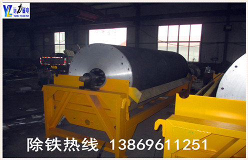 2.永磁筒式磁選機在使用過程中的注意事項    2.1.磁選機在開車前應注意檢查電源線路.傳動裝置.軸承的潤滑系統(tǒng)和設備周圍情況,確認正常無障礙物后方能開車;    2.2.設備的開車應按一定的順序進行.一般來說開車按工藝過程從后往前開,停車則相反;    2.3.開車時,先打開設備各部水管,排礦口開始應小些,然后給礦,并逐步調(diào)整到正常操作;    2.4.干式磁選機設備全部停車時,應先與水泵管理人員聯(lián)系,然后停止給礦,再逐漸關(guān)閉水門和排礦口;若不逐漸關(guān)閉水門,則可能造成水泵崩壞.局部停車亦應事先聯(lián)系,以便確定水泵開動臺數(shù);