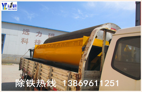 永磁筒式磁選機的磁包角角度多少合適,其實對于這個永磁筒式磁選機磁包角的問題,各個廠家的都不一樣,一般為45度左右,下面我們就詳細介紹下與磁包角相關的問題.    1.永磁筒式磁選機磁包角的磁系    1.1磁選機分離器工作區(qū)域的磁通密度的絕對值應盡可能高;    1.2磁力的徑向分量盡可能大,切向分量盡可能地減小;    1.3確保磁場有足夠的深度作用;    1.4在上述條件下,多極可以改善濃縮物的磁系.