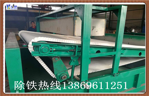 CT干式磁選機(jī) 強(qiáng)永磁滾筒 磁選機(jī) 干選磁選滾筒6018,好用的永磁筒式磁選機(jī),遠(yuǎn)力生產(chǎn)的永磁筒式磁選機(jī)適用于冶金礦山,礦山加工等企事業(yè)單位和個(gè)人用戶,用于選擇磁性礦物微粒,或者去除非磁性礦物混合磁性礦物.   1.永磁體筒式磁選機(jī)的表面磁場強(qiáng)度遠(yuǎn)高于普通永磁體磁選機(jī)的表面磁場強(qiáng)度.易于操作,管理和維護(hù),并且在各種磁選機(jī)中使用時(shí)具有明顯的節(jié)能和省電性能.永磁筒式磁選機(jī)的磁筒可以配備三種槽,即半逆流槽(CTB),下游槽  (CTS)和逆流槽(CTN),以滿足不同的分選要求.