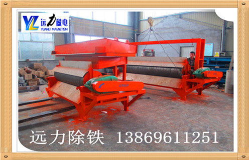 滾筒是永磁磁選機的核心部分,是影響磁選設備高效分選的重要指標,滾筒主要包括筒體.磁系.軸承,針對我公司的磁選設備滾筒的詳細分析,遠力磁電小編溫馨提示如下:   1.永磁磁選機材質:    皮為5mm厚優質不銹鋼板(1Cr18Ni9Ti),外包5mm厚高耐磨硫化橡膠,采用在硫化罐內直接硫化工藝制作,粘結強度高,使用過程中不會出現大塊脫落現象,使用壽命3年以上.端蓋為離心鑄造鋁合金,材質密實,無砂眼.氣孔缺陷.    2.永磁磁選機制作工藝:    筒皮與法蘭焊接后采用整體加工工藝,保證了筒體的平行變和重直變,對行長軸承壽命有了可靠保障.端蓋與法蘭間采用密封墊加密封膠工藝,確保筒體不進水,大大長磁系的使用壽命.    3.永磁磁選機磁系的材料選擇:    磁性材料全部采用國內知名廠家生產的高性能.高矯頑力.高剩磁的Y30BH鐵氧體和N40H釹鐵硼材料,保證磁系8年內退磁不超過5%.