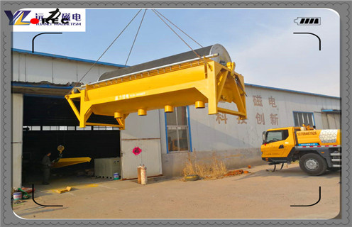 　　干式永磁高梯度磁選機(jī)，該機(jī)有內(nèi)外兩個(gè)永磁磁系，兩磁系之間的分選間隙可以調(diào)節(jié)。工作時(shí)，經(jīng)過葉輪分散的干燥物料隨葉輪風(fēng)力帶人磁選機(jī)的分選空間，非磁性物隨自身的軌跡拋落出去，磁性物吸附于鋼板網(wǎng)介質(zhì)上，隨介質(zhì)轉(zhuǎn)動(dòng)離開分選空間并在磁介質(zhì)的振動(dòng)下脫落。機(jī)械振動(dòng)能提高物料分選精度，筒式可以避免物料的機(jī)械夾雜。該機(jī)用于鉀長(zhǎng)石除鐵時(shí)。給料粒度為-0.045mm，經(jīng)分選后含F(xiàn)e2O3含量從0.27%降至0.18%，除鐵效果明顯。  　　一、干式永磁高梯度磁選機(jī)磁化系數(shù)  　　1、礦粒物理性質(zhì)(礦粒大小、比磁化系數(shù))已定的情況下，取決于礦粒所在位置的磁場(chǎng)梯度。磁場(chǎng)梯度簡(jiǎn)單說是表征磁場(chǎng)均勻度的物理量，梯度越高磁場(chǎng)變化越劇烈，礦粒兩端所受背景場(chǎng)變化越大。  　　2、從而使得礦粒兩端的感應(yīng)場(chǎng)差值就越大，貴州高梯度磁選機(jī)，貴州高梯度磁選機(jī)，貴州高梯度磁選機(jī)，礦粒所受的磁場(chǎng)力也就也大。  　　3、這就是為什么現(xiàn)在市面上設(shè)備動(dòng)不動(dòng)就說是高梯度磁選機(jī)的原因。以上有點(diǎn)類似于電傷人是電壓傷人還是電流傷人的問題。所以能否構(gòu)建高梯度磁場(chǎng)才是決定強(qiáng)磁除鐵器“成敗”的關(guān)鍵所在!